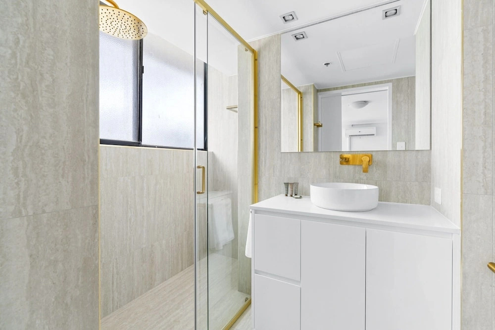 Bright Inner-city Stay Near Roma Street