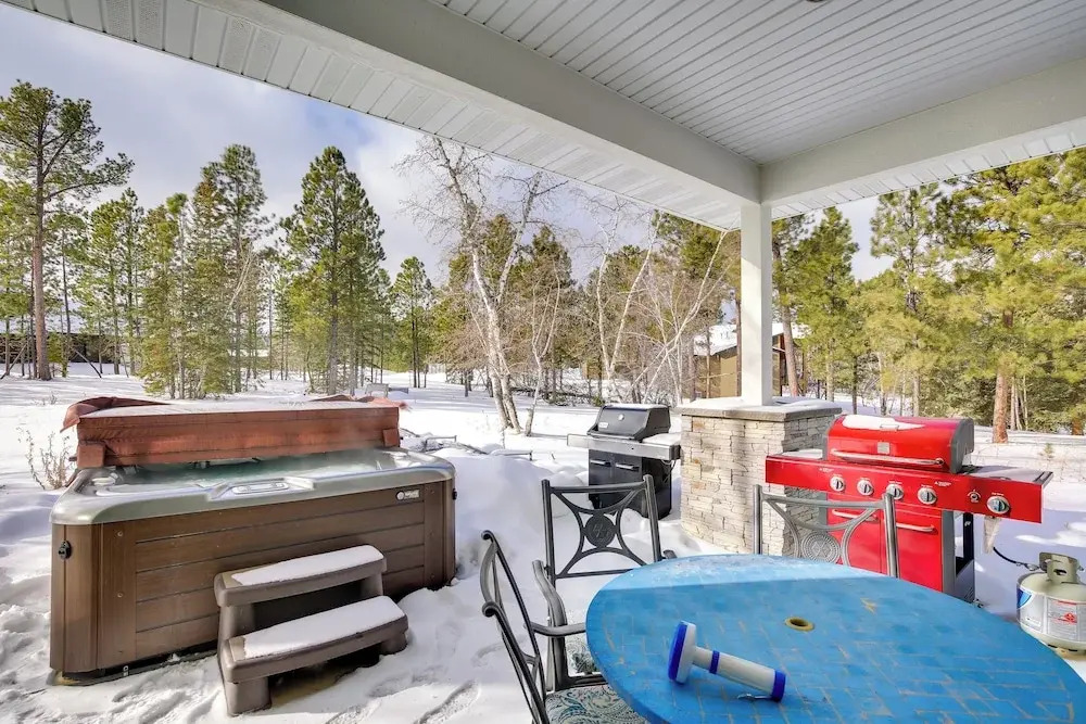 Modern Lead Cabin w/ Hot Tub, 6 Mi to Skiing!