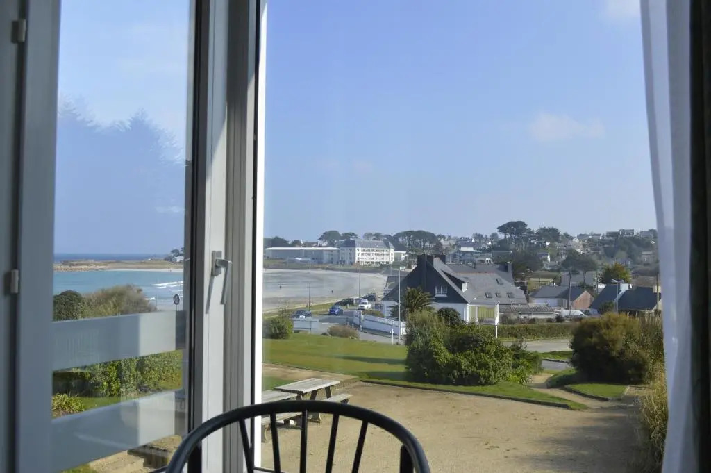 Studio piscine et vue mer