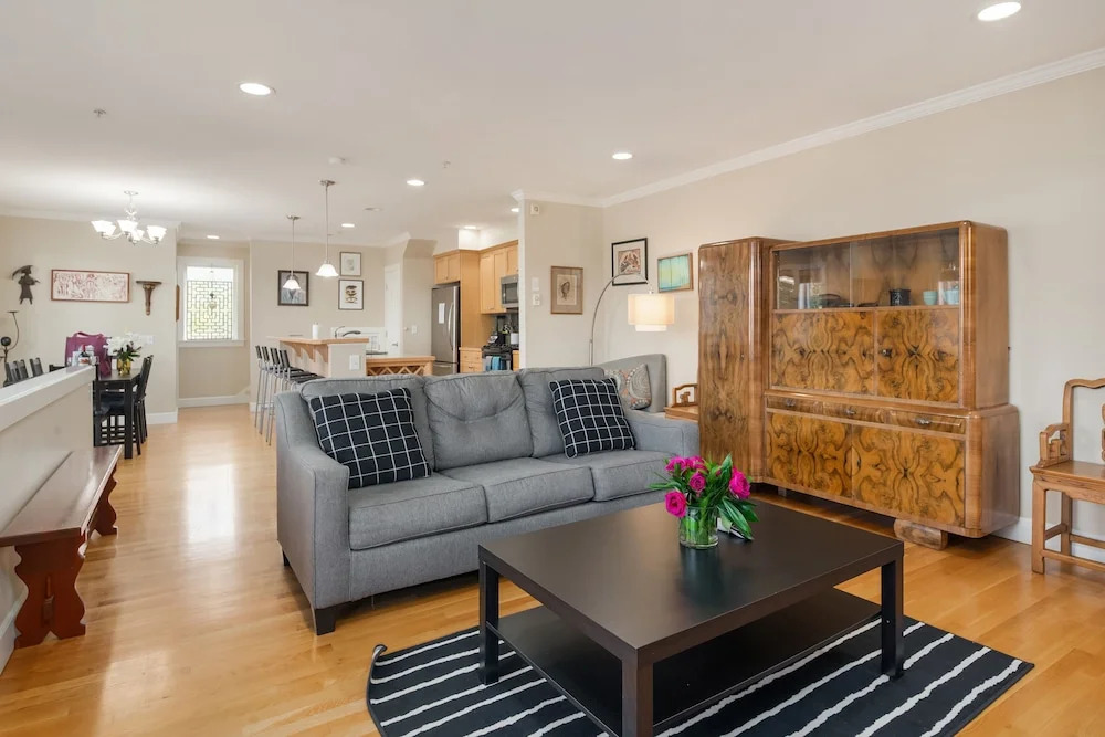 Seattle Vacation Home: Out of Africa