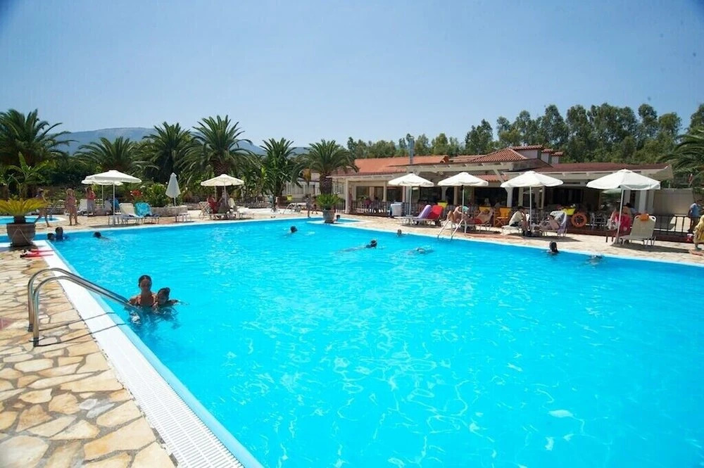 Happy Camp Mobile Homes in Camping Karavomilos Beach