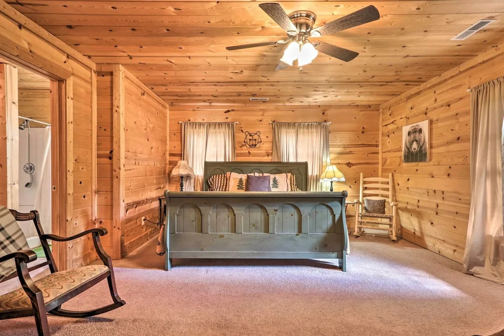 Log Cabin w/ Deck & Hot Tub: 5 Mi to Dollywood!