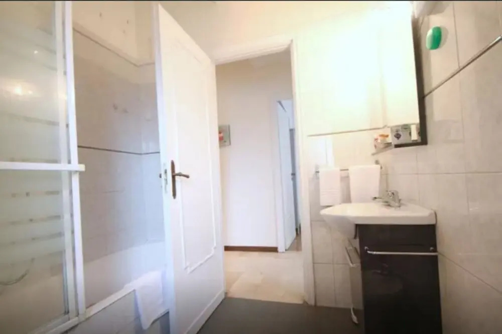 Robi's 1 Bed in Superb Location!