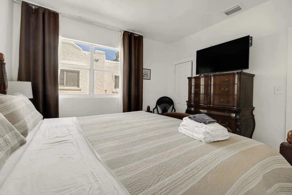 Artful King Room With Free Parking