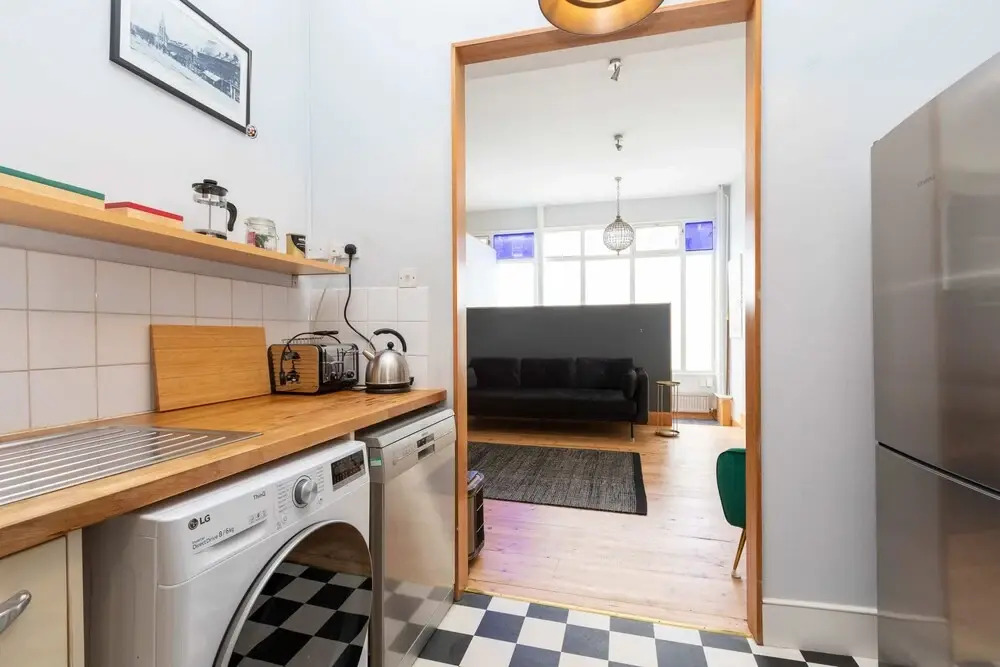 Stylish 2 Bedroom Converted Victorian Storefront