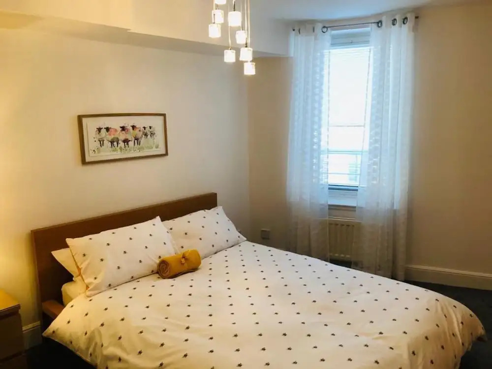 Remarkable 2 Bed Apartment in Edinburgh