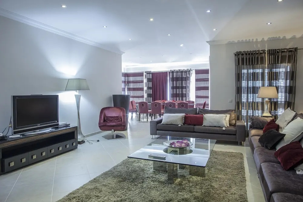 Outstanding Villa Very Well Located Near The Beach