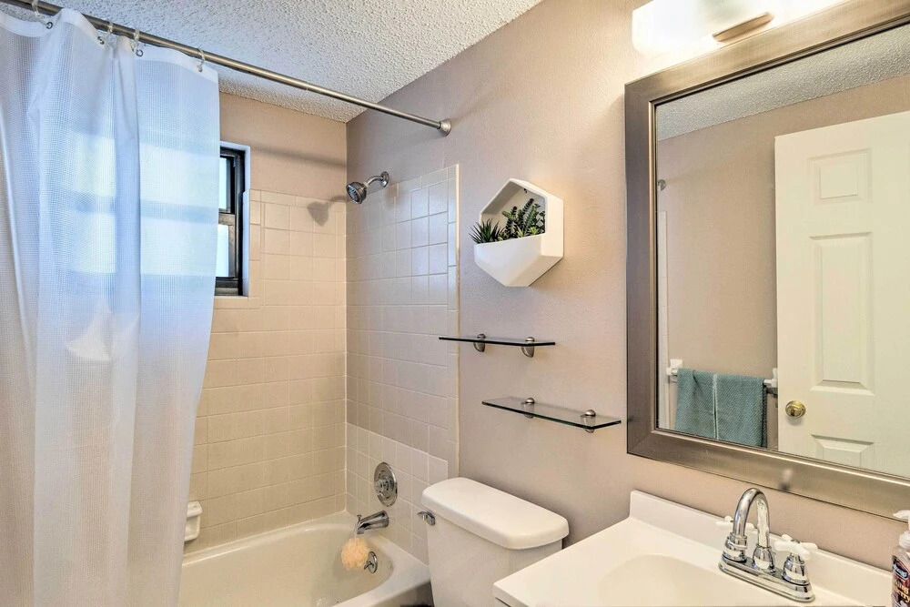 Bright Venice Home w/ Yard < 4 Miles to Beach!