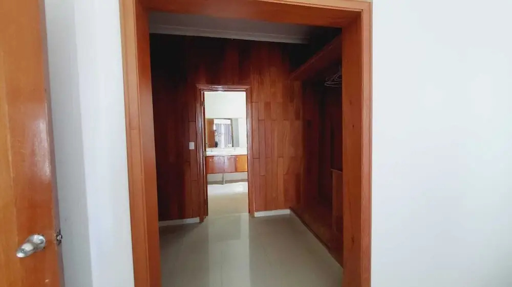 2 Minutes Walk to Beach Huge 3 bdrm Condo with Pool