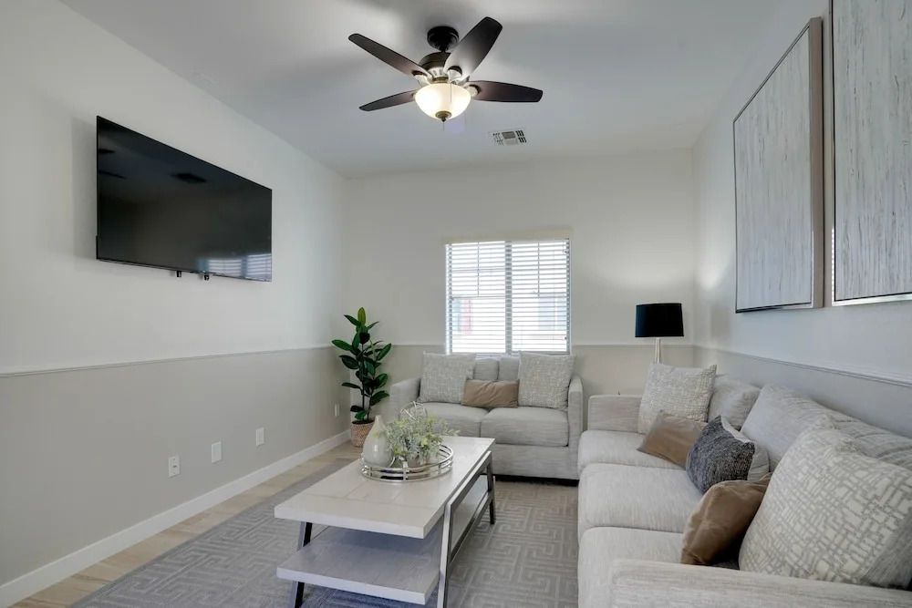 Bright Goodyear Home: Community Pool, Hot Tub
