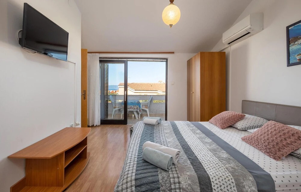 Gorgeous Home In Punat