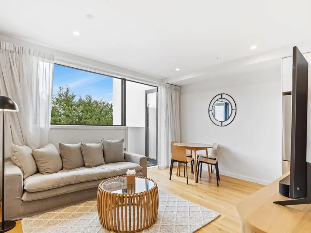 Convenient Modern 2-Bedroom Unit with Free Parking