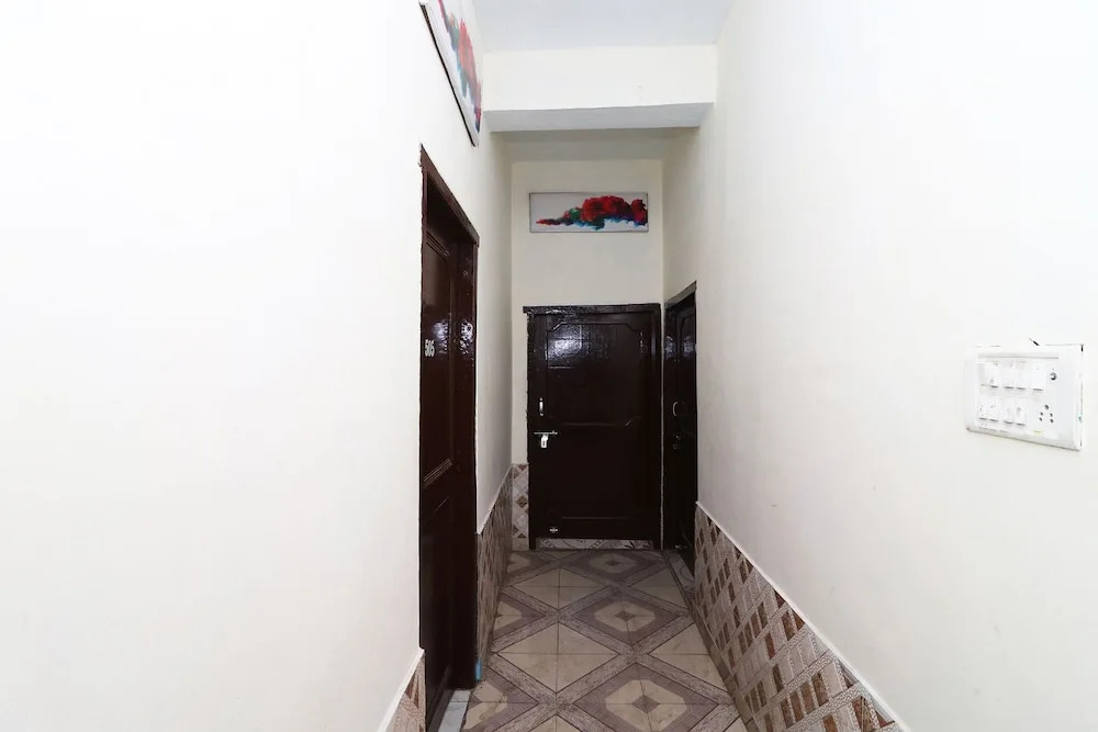 Oyo 42733 Silver Homes