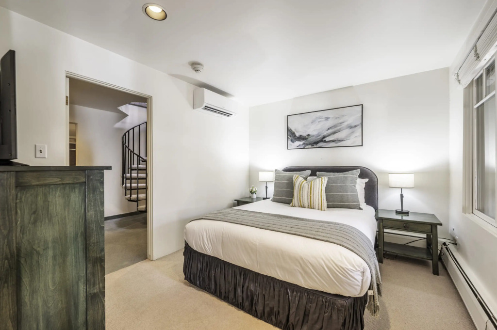 2 BR 3BA Condo - AC, Heated Pool, Walk to Town