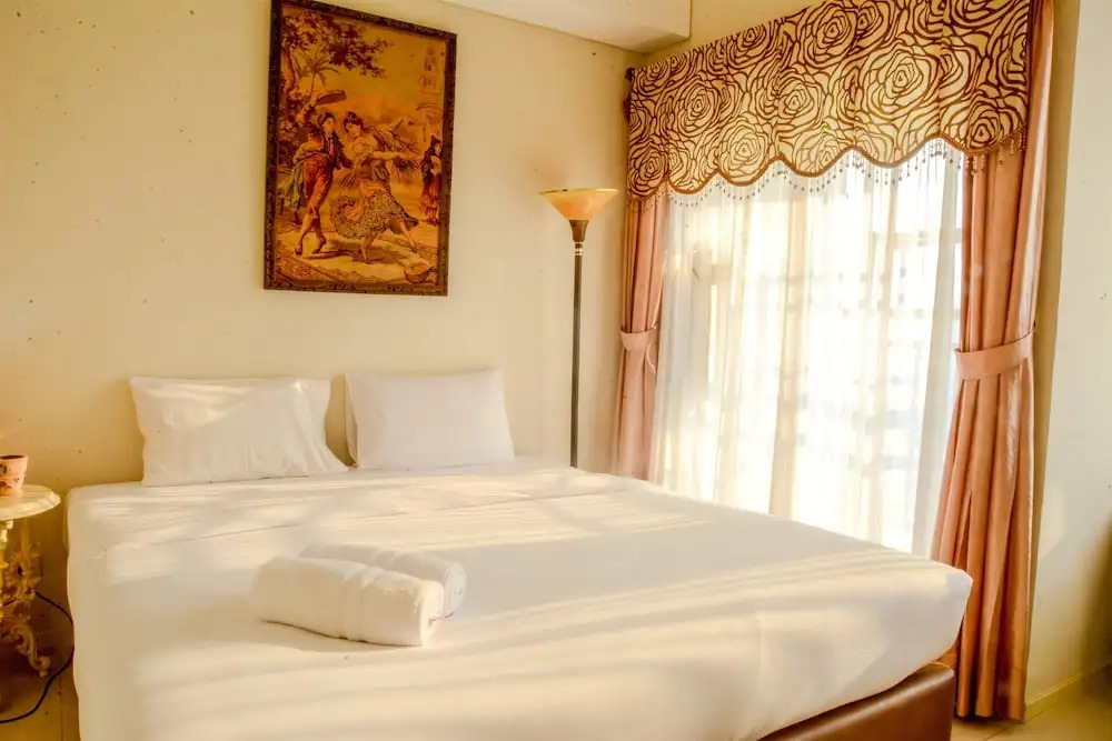 1 Vintage Bedroom at Cosmo Terrace Apartment by Travelio