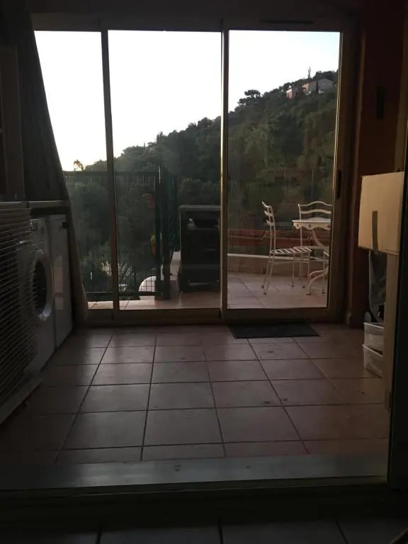 CAVALAIRE vue MER au loin MAISONNETTE TOUT ÉQUIPÉE POUR 4 PERSONNES AVEC PISCINE CLIM WIFI VÉLOS TV BARBECUES