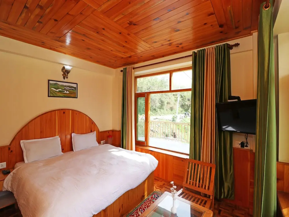 OYO 13716 Home Studio River View Naggar Road