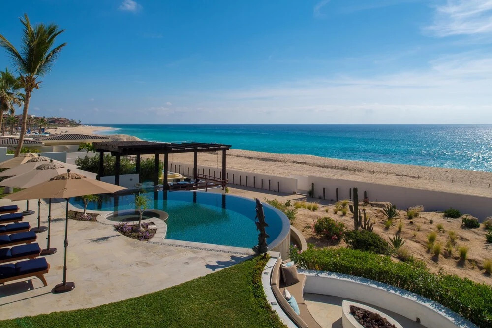 Outstanding Beachfront for up to 15 People: Villa Delfines