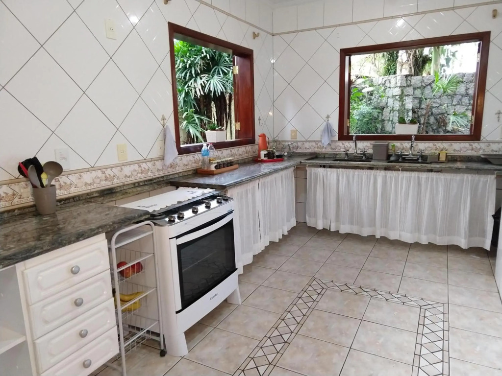 Casa 5 suítes com piscina e churrasqueira