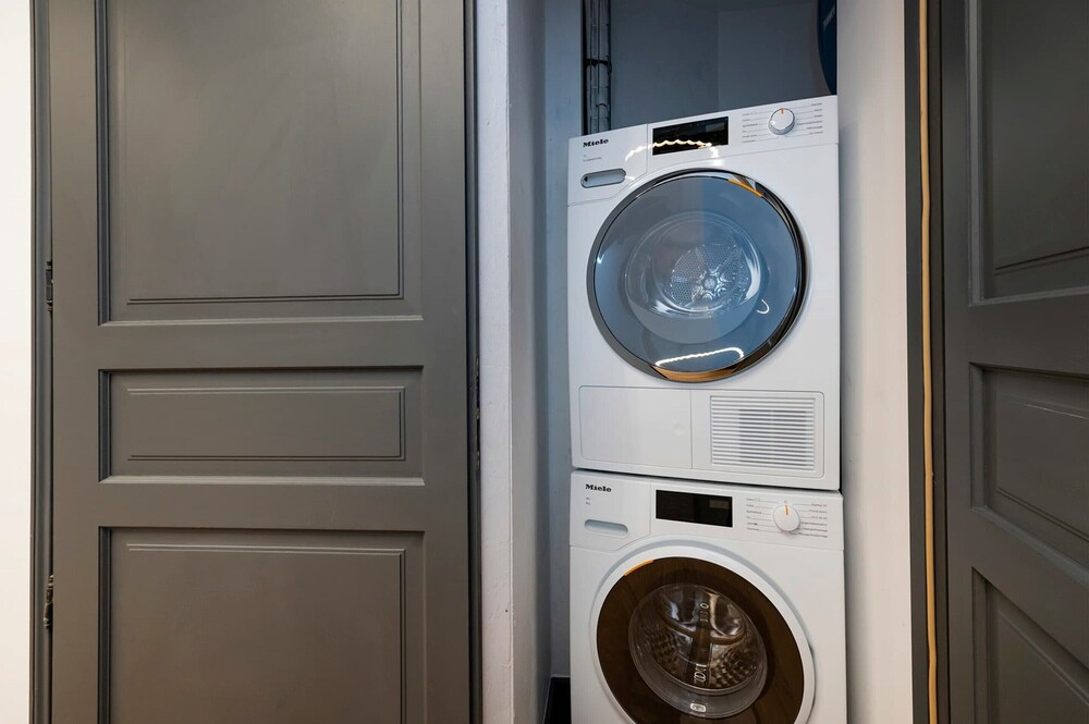 Superb AC- 2bdr Apartement Montaigne/arc de Triomphe