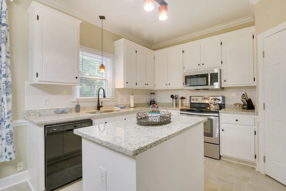 Lakefront Raleigh Retreat ~ 7 Mi to Downtown!