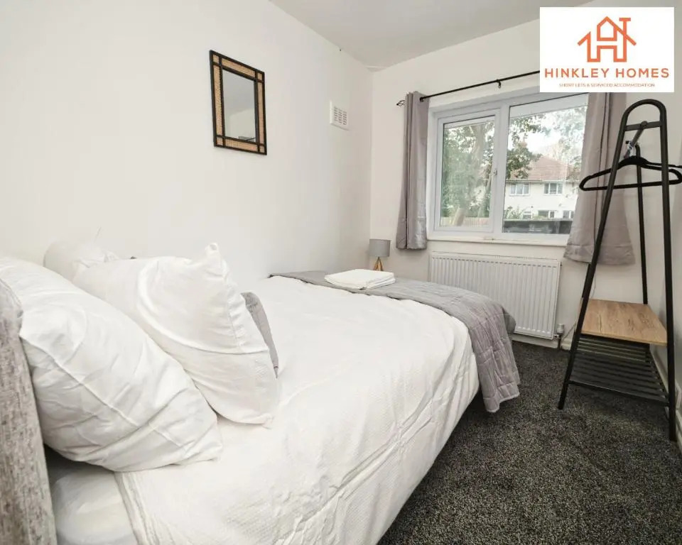 New Refurbished 5bed - Plenty Parking - City Links By Hinkley Homes Short Lets & Serviced Accommodation