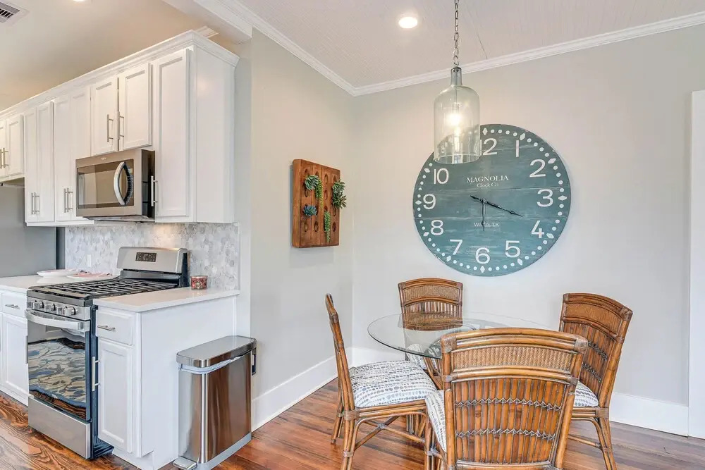 4 Mi to Moody Gardens: Sleek Home w/ Deck & Yard!