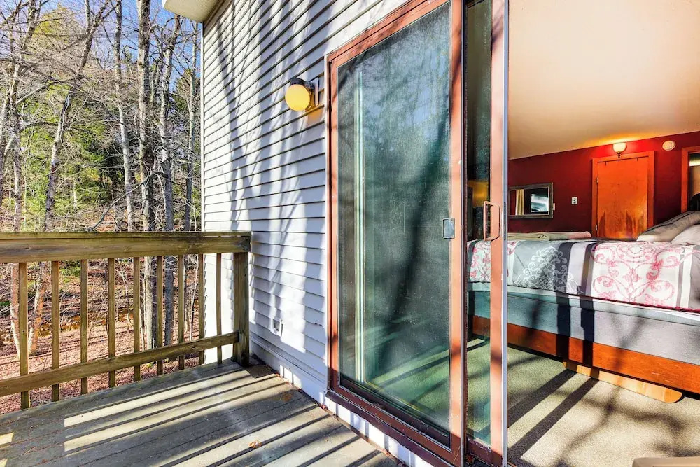 Walk to Mt Snow: Cozy West Dover Condo