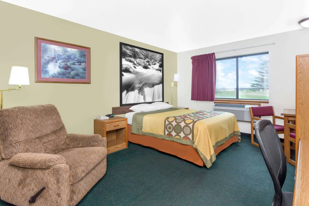 Super 8 by Wyndham Antigo