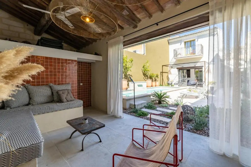 MARCELLE EN CAMARGUE - intra muros - piscine et jardin - petit déjeuner compris