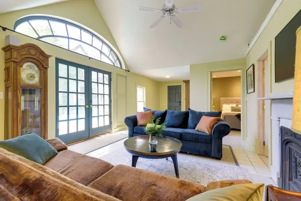 Shared Hot Tub: Historic Cottage, Walk to Elm Park