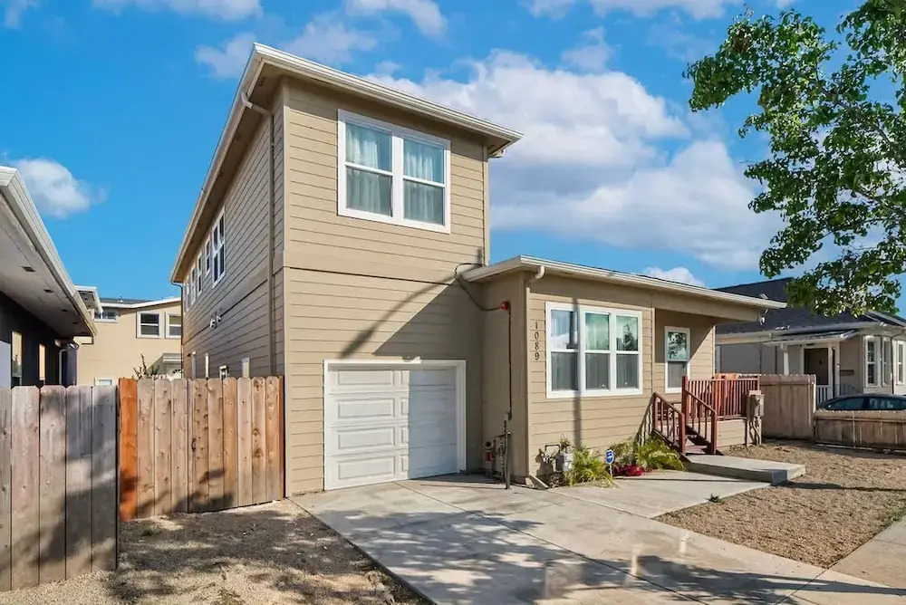 Massive 8BR Home in Hayward With AC Free Parking
