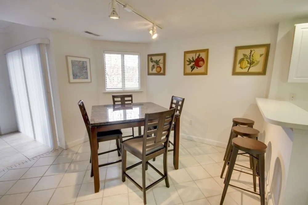Astoria 205 - 2 Br Condo