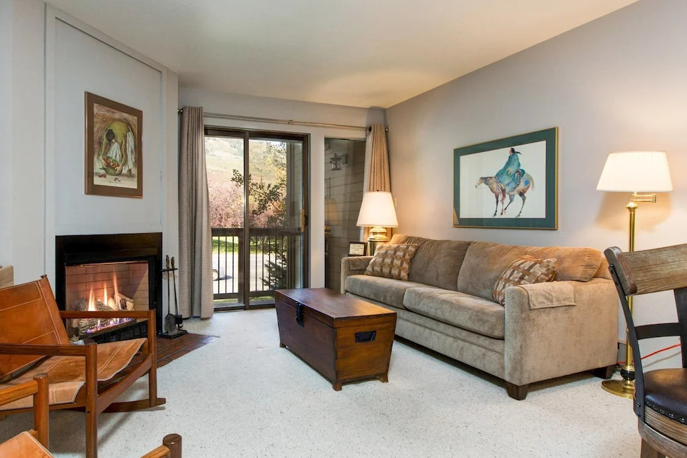 Classic 1BR Mountain Condo by RedAwning