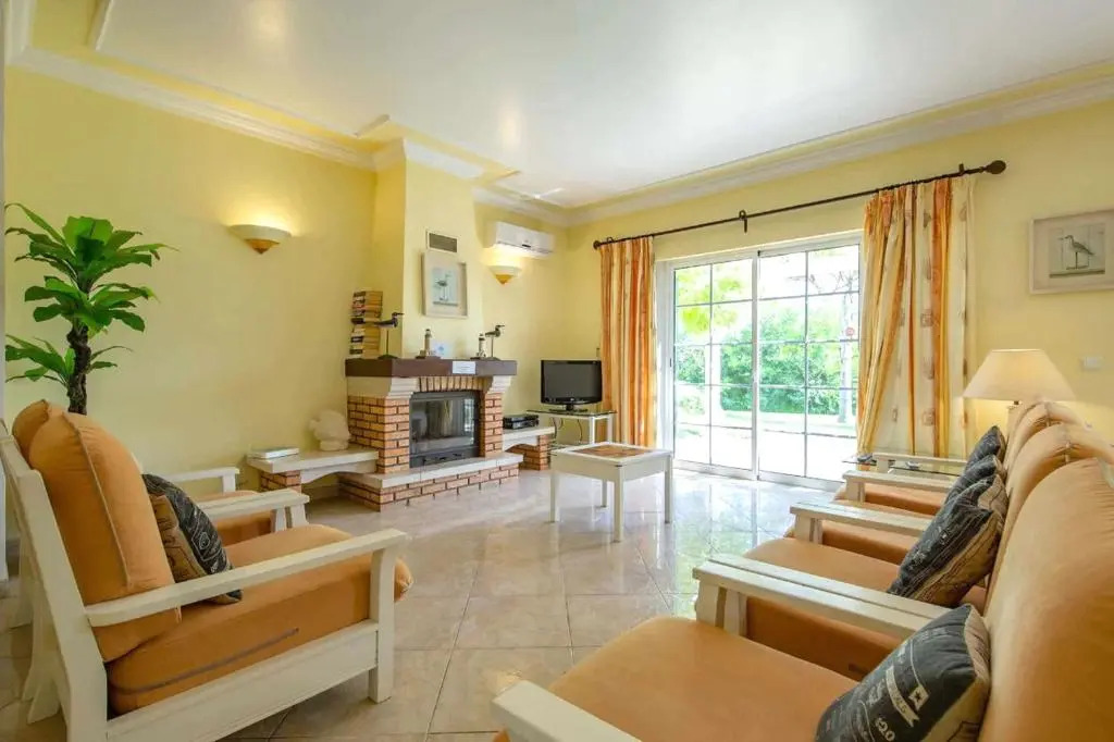 A stylish villa with a private pool, short drive from the centre, free AC Wifi