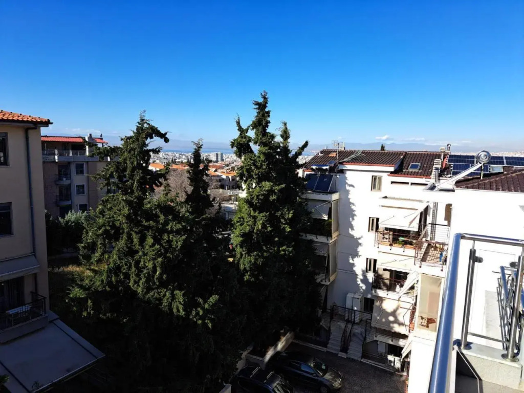 Όμορφο διαμέρισμα- σοφίτα με υπέροχη θεα