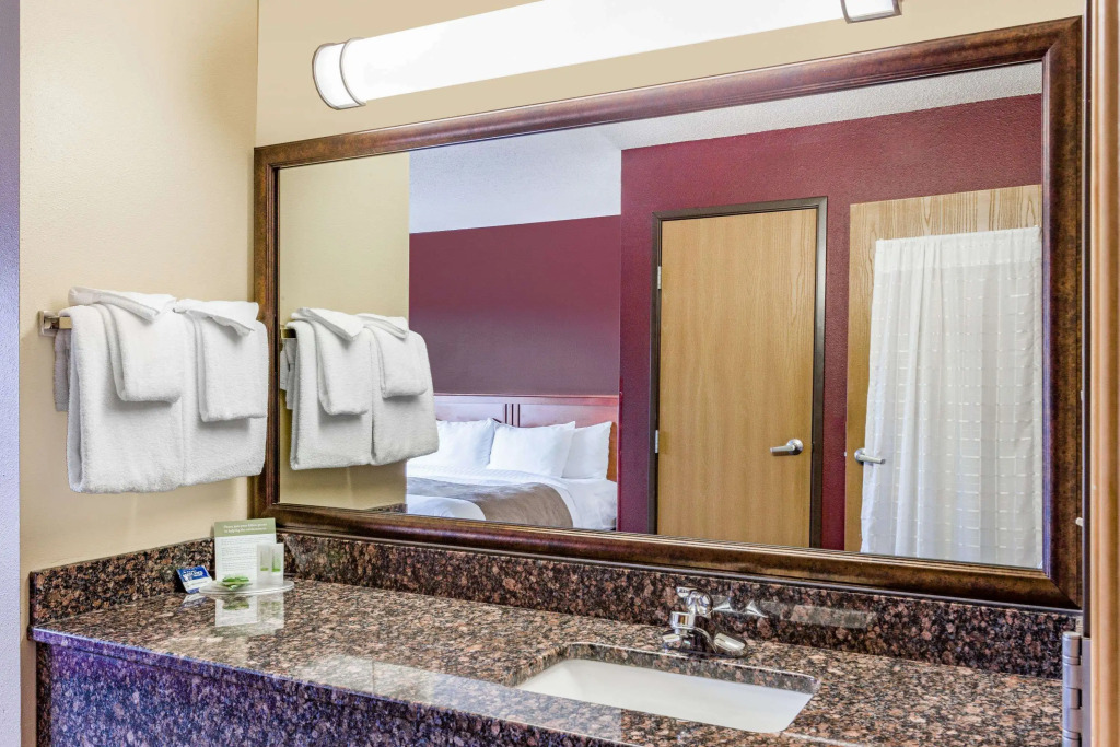 AmericInn by Wyndham Duluth South Proctor Black Woods Event Ctr
