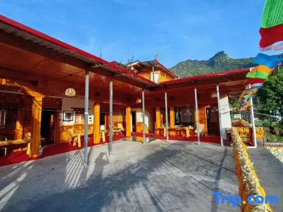 Sangdun Longzhu Homestay (Zhonglu Tibetan Village)