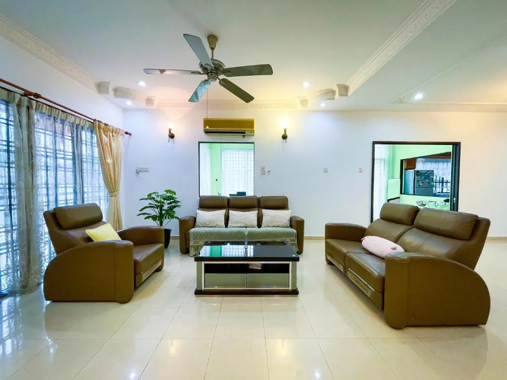 Tupai Mas Semi-D 4BR 2mins to LakeGarden & Zoo