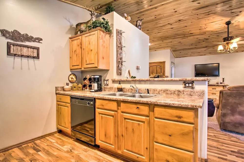3 Mi to Fool Hollow Lake: Romantic Show Low Cabin