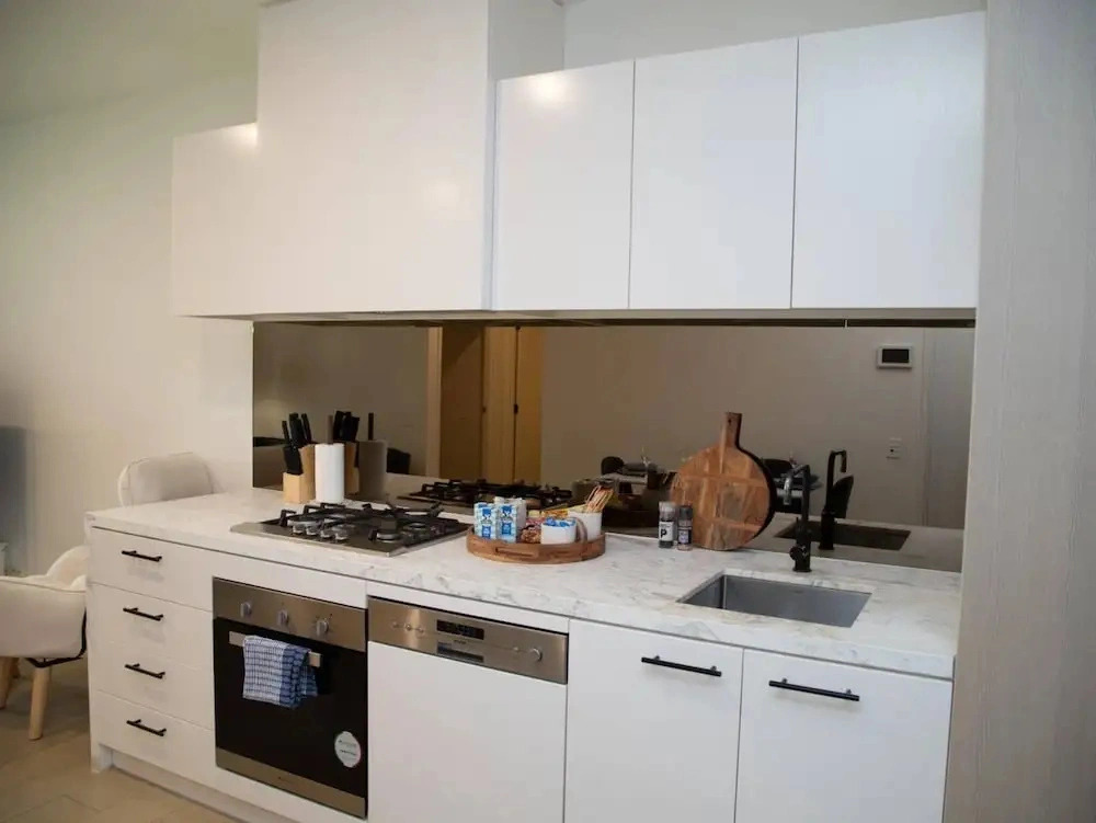Clayton Luxe Retreat- Elegant 2 BDR With Balcony