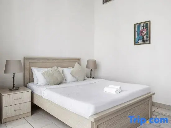 Spacious 2BR Apartment with Marina & Gulf Views
