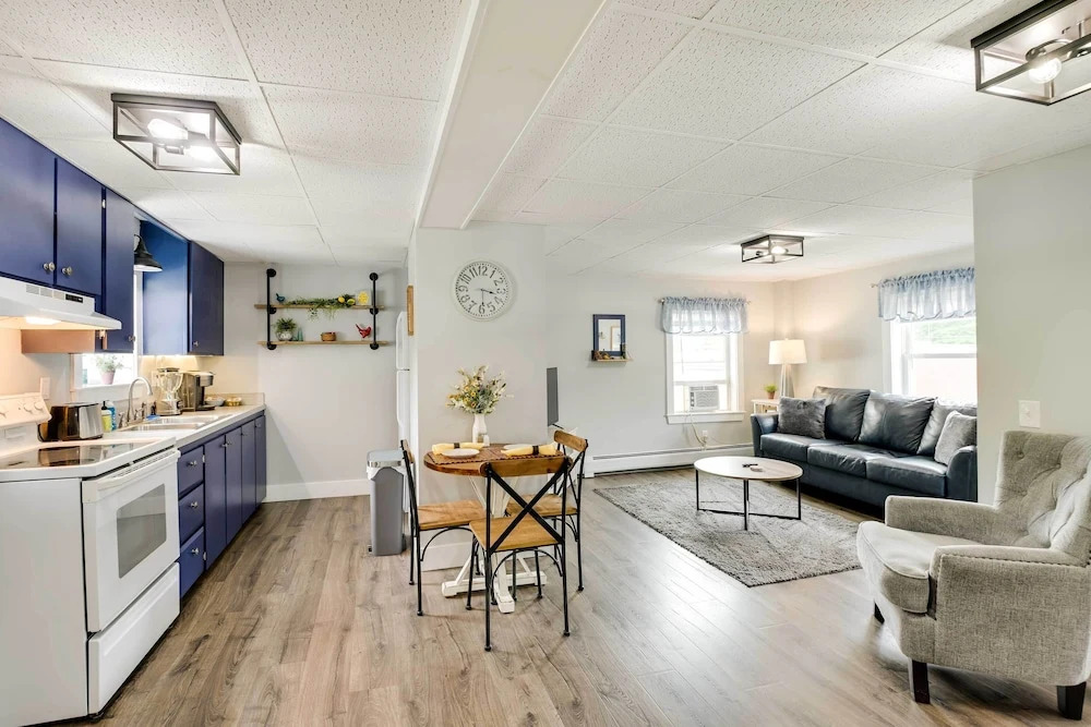 Chic & Central Apartment ~ 6 Mi to Sebec Lake!