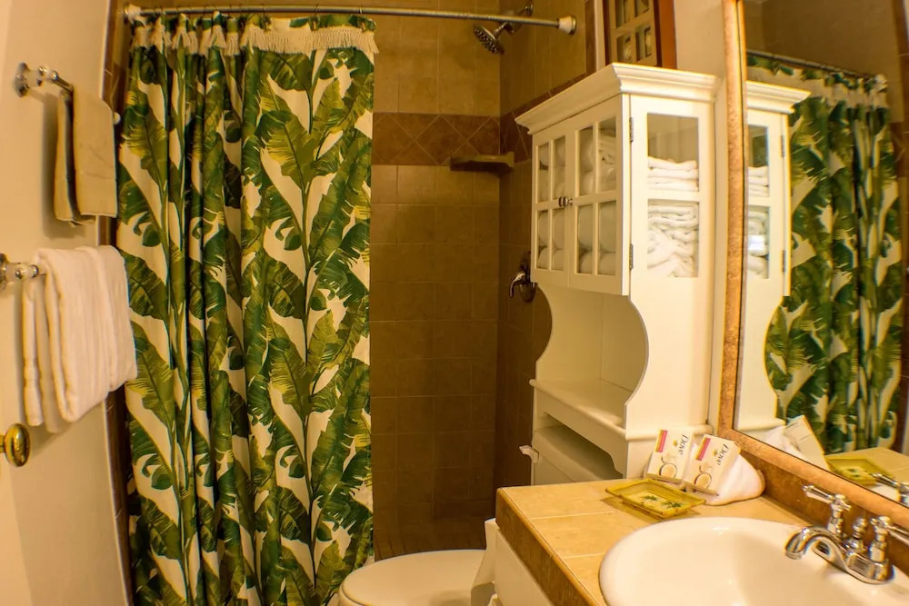 Chilled Coconut-steps To Beach! Free Wifi & Phone Studio Bedroom Condo