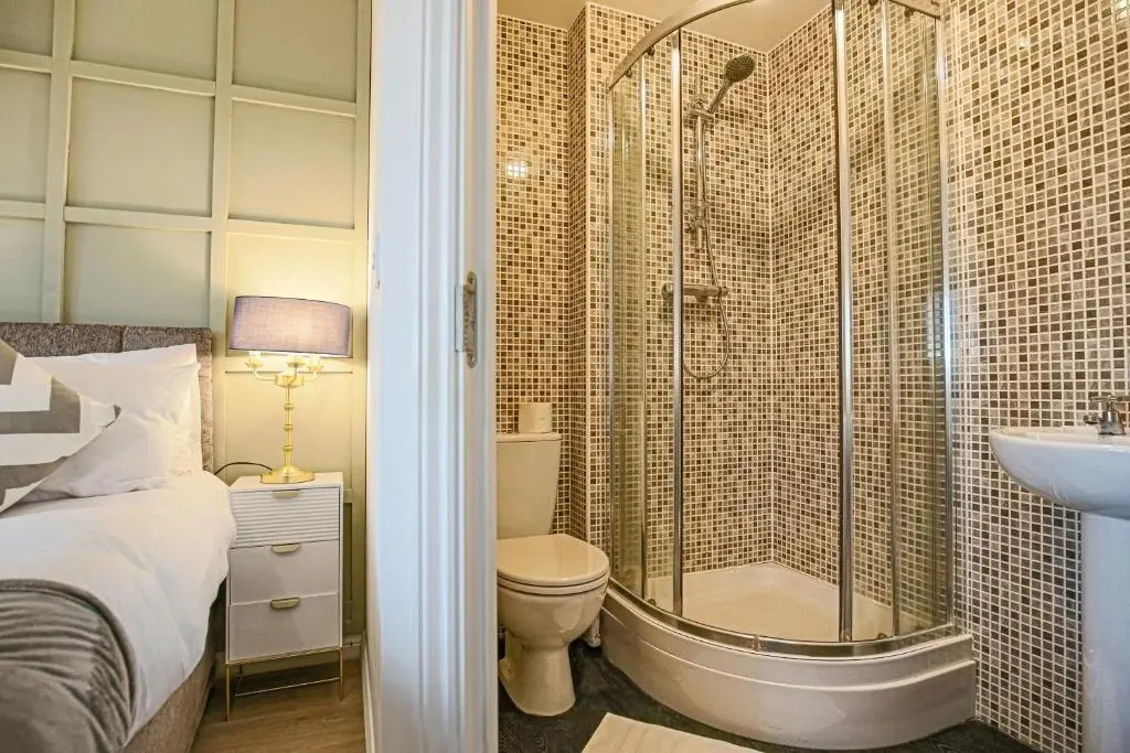 Luxury 5 Bedroom 3 Bathroom House with Smart TVs, Super Fast Wifi, Free Parking and Garden by Yoko Property