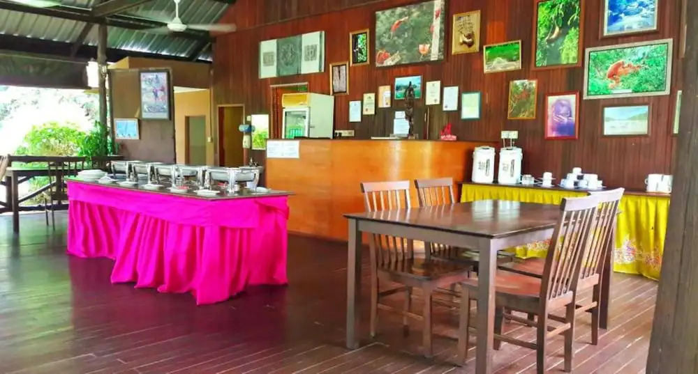 Sukau Backpackers Bed & Breakfast