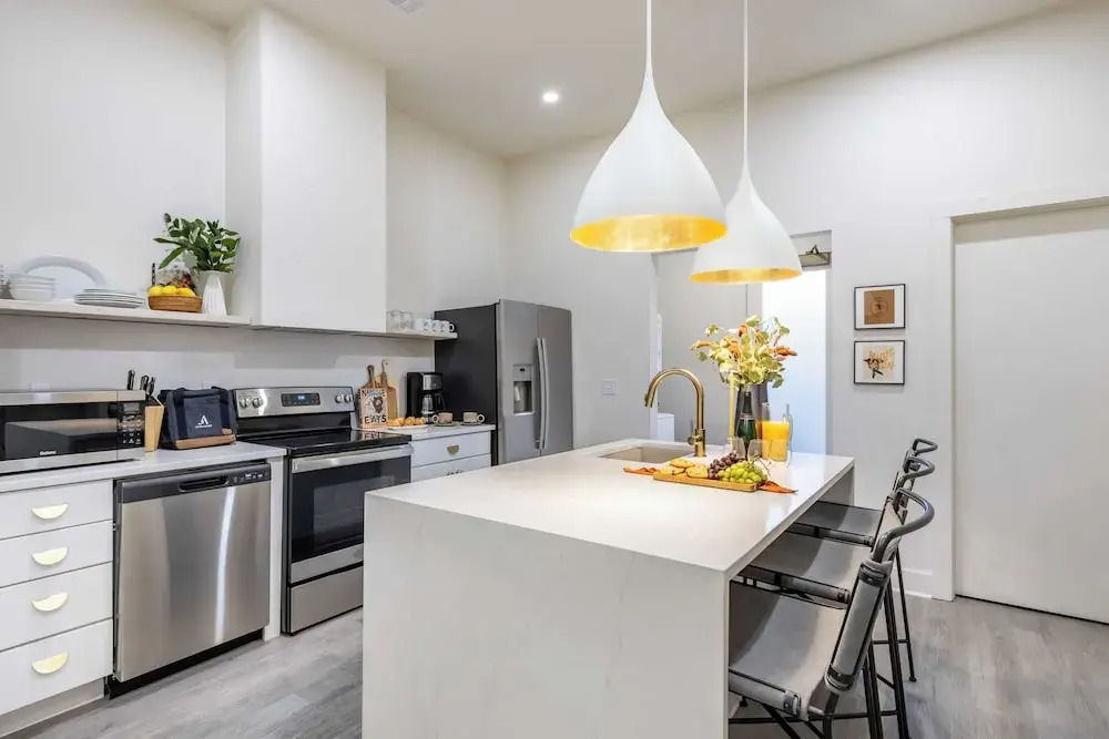 Sleeps 28 2 Units Near DT Nashville Outrider by Avantstay