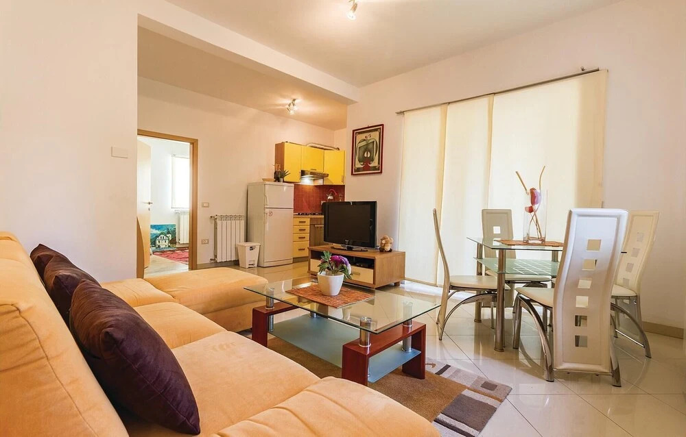 Beautiful Home in Liznjan With Wifi and 6 Bedrooms