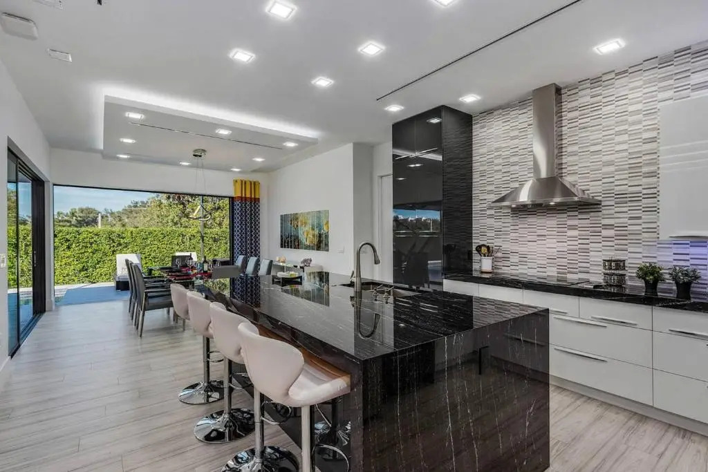 Beach 5 Min. Walk-Luxurious Modern Pool Home
