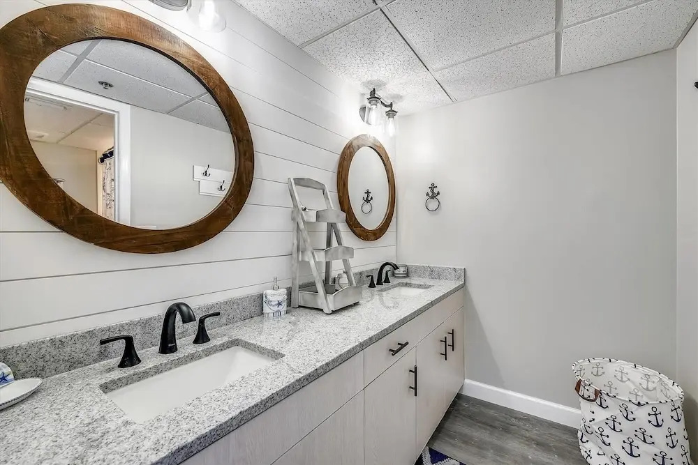Long Beach Tower 3, #1303 - Completely Renovated 2 Bedroom . 2 Condo by RedAwning